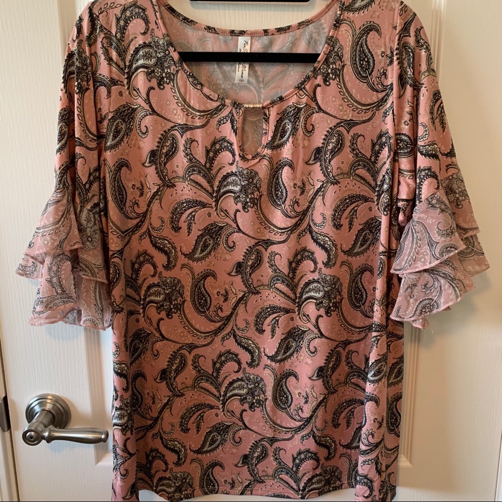 🌻🌻Paisley blouse with flutter chiffon sleeves 🌻🌻